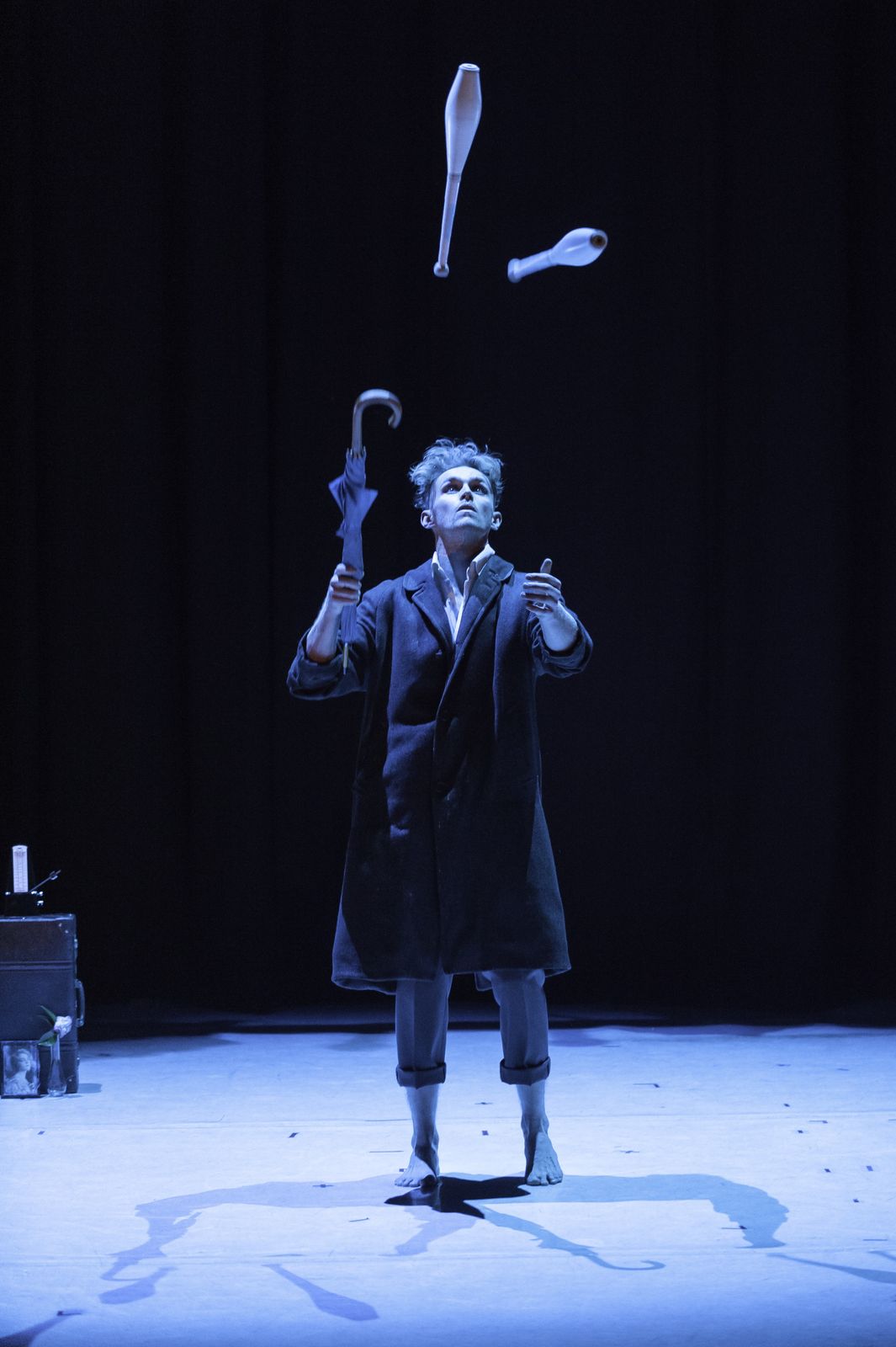 Last Orders — juggling and acrobatics under theatrical lighting